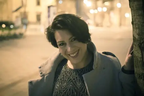 Aisha Bahadur, nezbedná máma, ukazuje upskirt v punčochách na veřejnosti