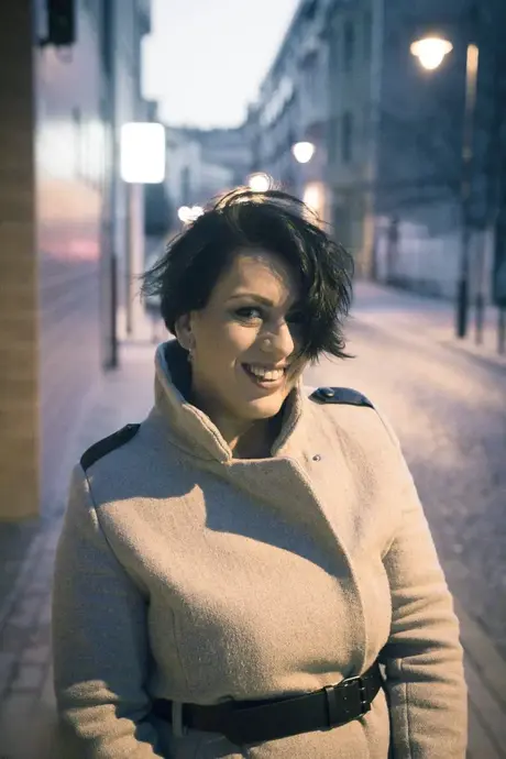 Aisha Bahadur, niegrzeczna mama, pokazuje upskirt w rajstopach publicznie