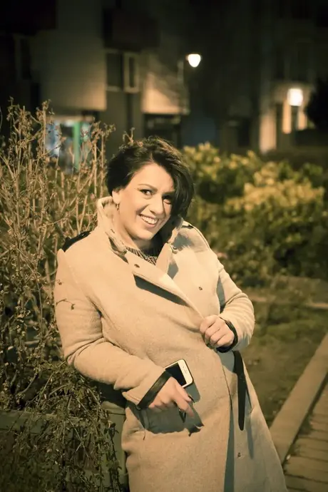 Aisha Bahadur, nezbedná máma, ukazuje upskirt v punčochách na veřejnosti