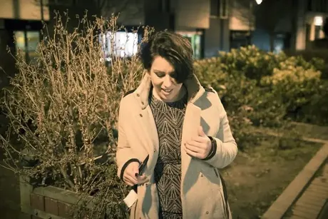 Aisha Bahadur, nezbedná máma, ukazuje upskirt v punčochách na veřejnosti