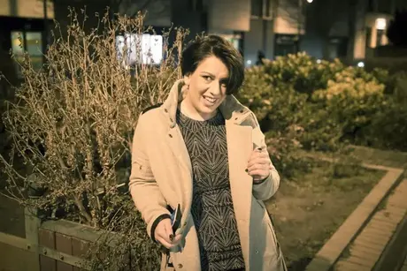 Aisha Bahadur, nezbedná máma, ukazuje upskirt v punčochách na veřejnosti