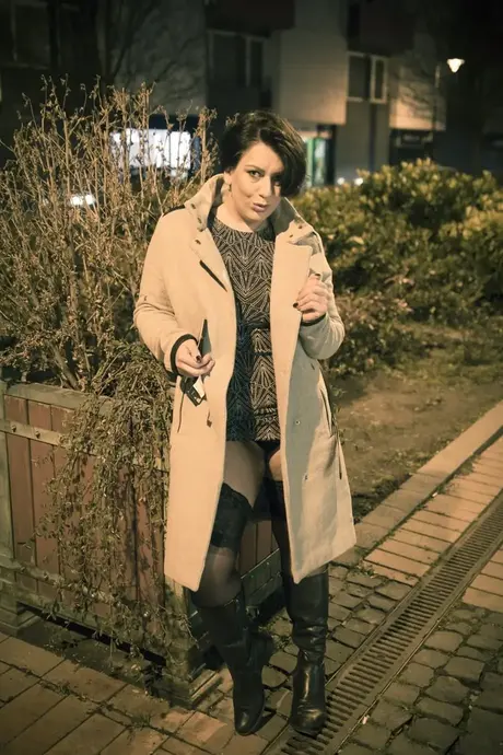 Aisha Bahadur, nezbedná máma, ukazuje upskirt v punčochách na veřejnosti
