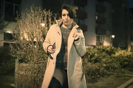 Aisha Bahadur, nezbedná máma, ukazuje upskirt v punčochách na veřejnosti