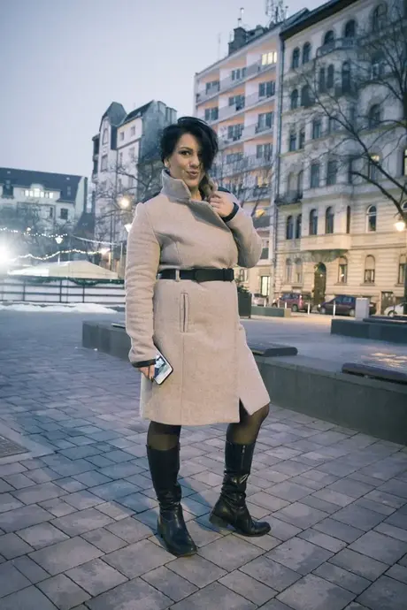Aisha Bahadur, nezbedná máma, ukazuje upskirt v punčochách na veřejnosti