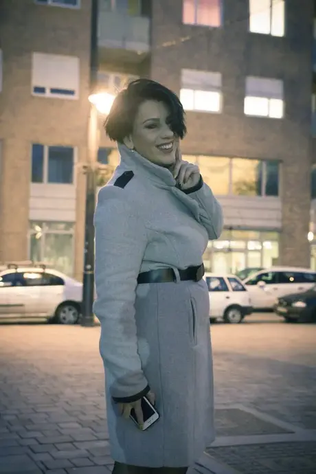Aisha Bahadur, nezbedná máma, ukazuje upskirt v punčochách na veřejnosti