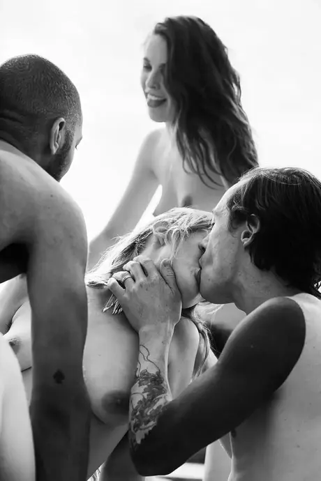 Amarna Miller a Vex Ashley ve žhavém čtyřčlenném setkání v bazénu