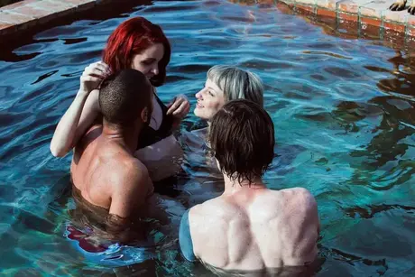 Amarna Miller a Vex Ashley ve žhavém čtyřčlenném setkání v bazénu