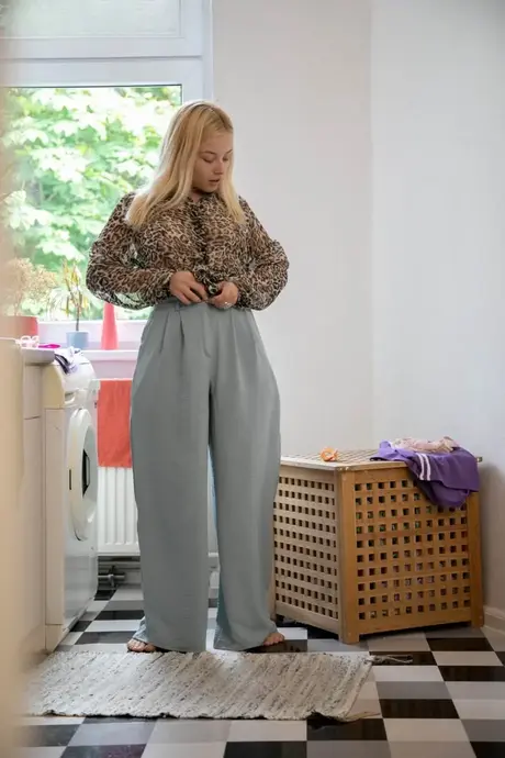 Amatérská Australanka Bianca B ukazuje svůj tlustý zadek při převlékání