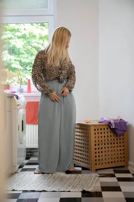 Amatérská Australanka Bianca B ukazuje svůj tlustý zadek při převlékání