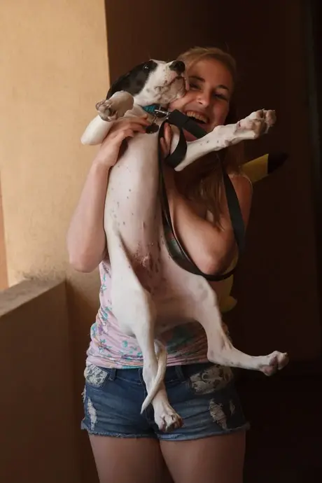 业余美女Mattie Borders在单人拍摄中展示火热美臀