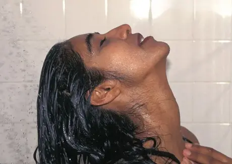 La beauté amateur Oasis se déshabille pour révéler son corps poilu et sa chatte