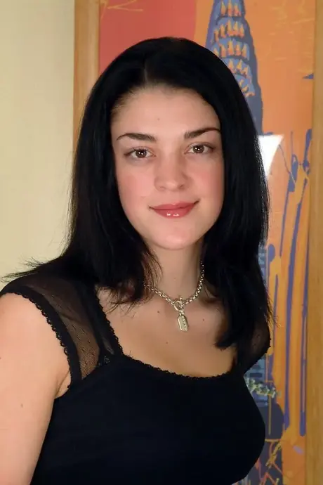 Amatérská brunetka Cassie svádí v sexy prádle a hraje si se svým bobrem