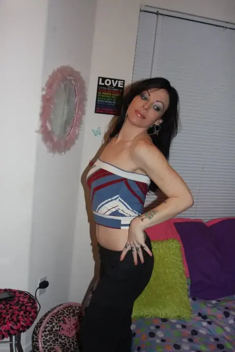 Amatør brunette viser sin flade mave frem i stramme jeans