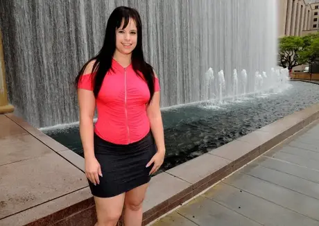 Amatérská brunetka Virgo Peridot provádí orální sex po zavedení anální zátky