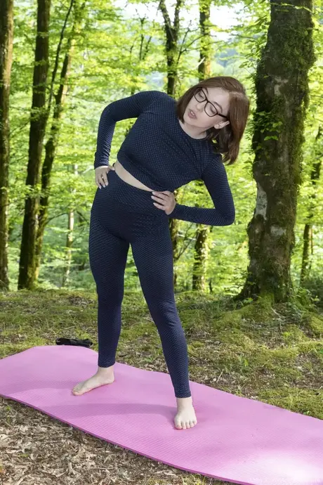 Amateurpuppe Abby macht Yoga im Wald, zieht sich aus und zeigt ihre behaarte Muschi