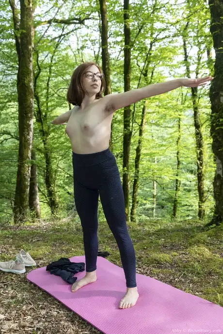 Amateurpuppe Abby macht Yoga im Wald, zieht sich aus und zeigt ihre behaarte Muschi