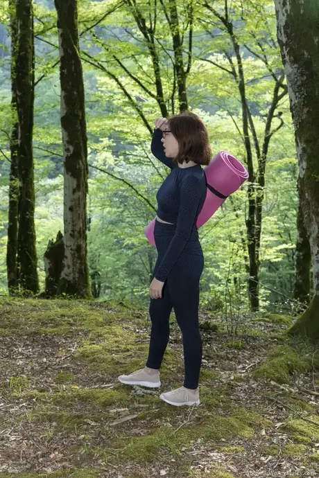 Amateurpop Abby doet yoga in het bos, kleedt zich uit en onthult haar behaarde kut