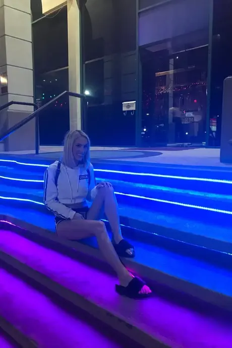 Amatørkæresten Sky Pierce viser sin slanke figur frem i en soloscene