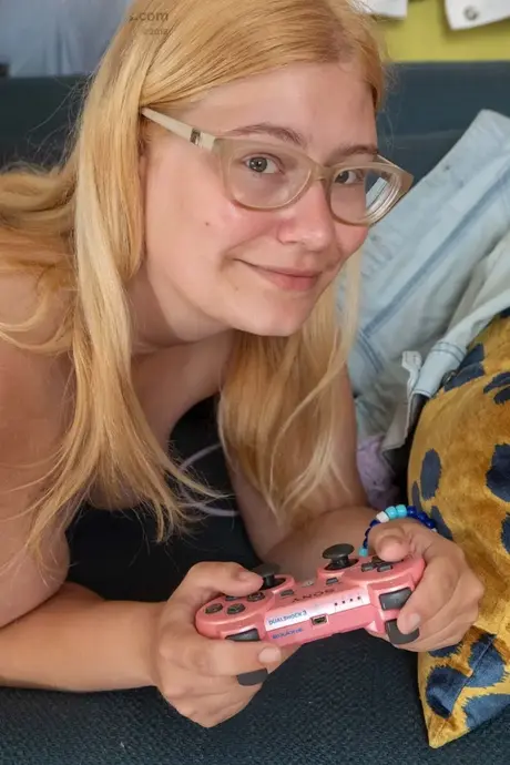 Amatérka Hailey D, plnoštíhlá a v brýlích, se svléká a odhaluje velká prsa a butt plug