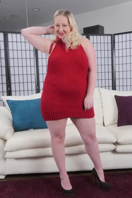 L'amatrice Lilly Ann Marie dévoile ses courbes sublimes nue