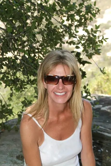 アマチュアMILFのMarleeが屋外で服を脱ぎ、自然な胸と毛深い陰部をさする