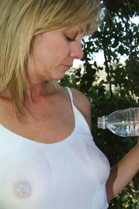 Amatérská MILF Marlee se svléká venku a hladí si svá přirozená prsa a chlupatou kundu