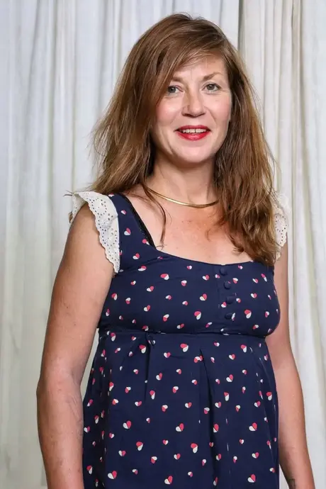 A MILF amadora Ophelia Jones brinca com sua buceta peluda, pernas bem abertas