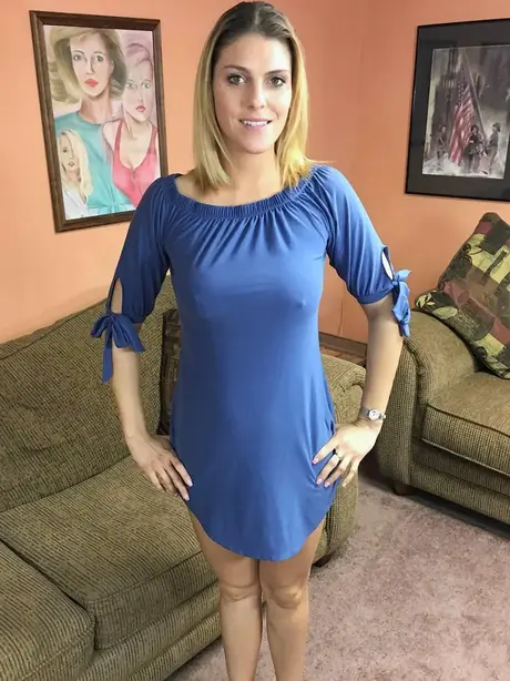 业余 MILF Stevie Rae 进行口交并脱下蓝色连衣裙