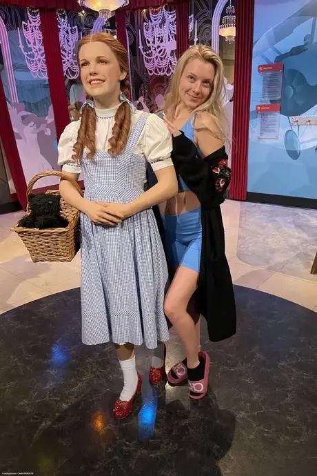 Amatérka Riley Star ukazuje svou horkou kundu a anál v sólové scéně
