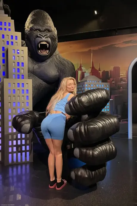 Amatérka Riley Star ukazuje svou horkou kundu a anál v sólové scéně