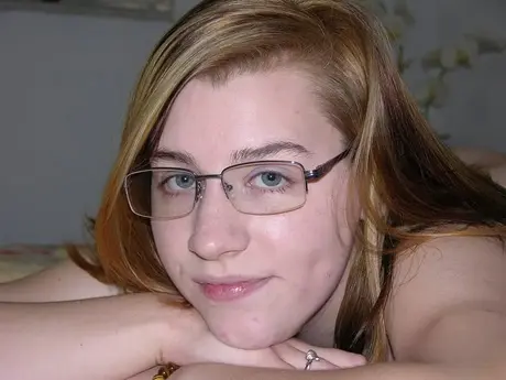 Rosa amatoriale, in carne, si sfila i jeans dal culo nudo e dalla fessura mentre si spoglia