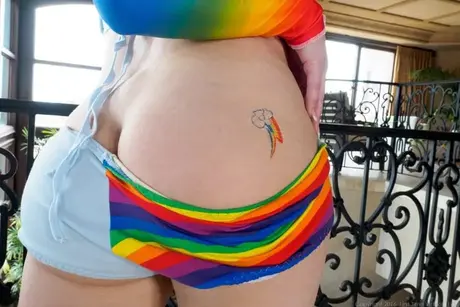 Amatérská sólová dívka si zavádí anální kolík s culíkem do svého špinavého análu