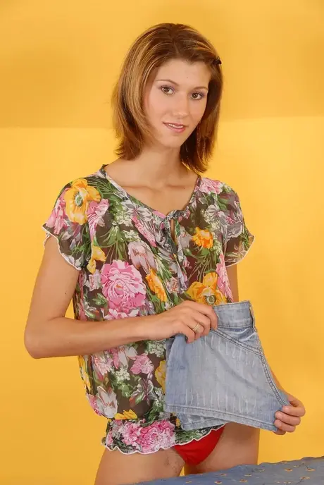 Amatérská teenagerka ukazuje svou hladkou píču poté, co si sundala bikiny
