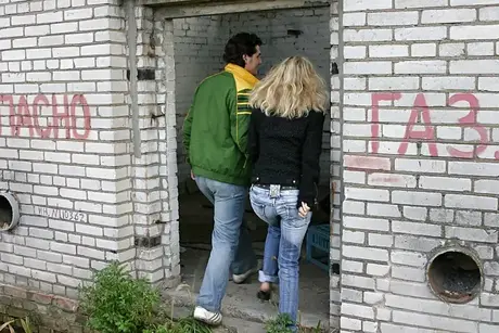 Une amatrice aux petits seins s'amuse dehors avec deux hommes excités