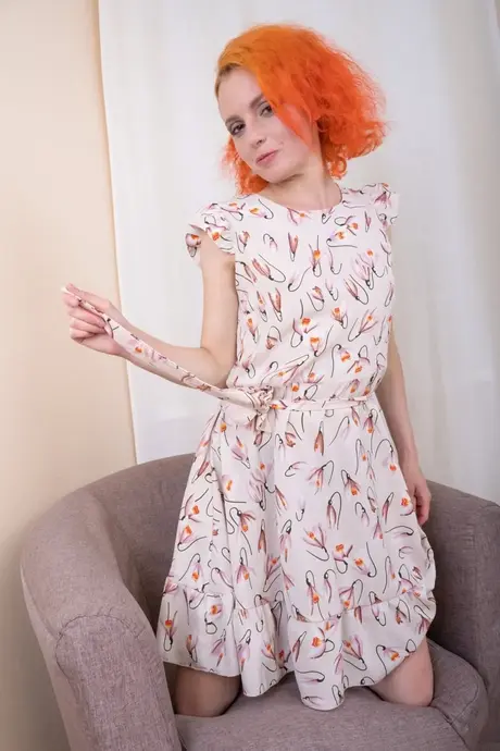 L'Américaine rousse Eva Strawberry dévoile ses petits seins et sa chatte poilue