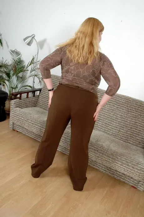 Angellyne Hart, moden blond BBW, driller med sine store bryster i en striptease