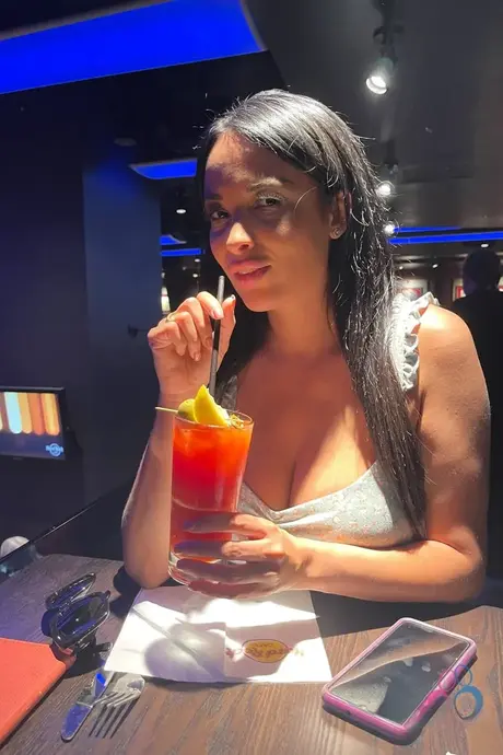 Anissa Kate se svléká v autě a odhaluje svou píču