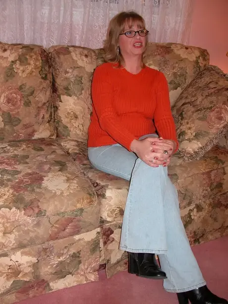April Showers, prsatá blondýna MILF, se svléká a dráždí svou chlupatou kundičkou