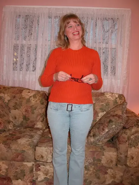 April Showers, prsatá blondýna MILF, se svléká a dráždí svou chlupatou kundičkou