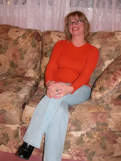 April Showers, prsatá blondýna MILF, se svléká a dráždí svou chlupatou kundičkou