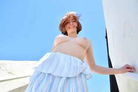 Aria, l'adolescente excitée, exhibe ses gros seins et son vagin poilu en public