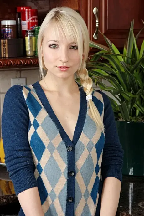 金髪美人Ashley Janeがクローズアップで魅惑的な整えた陰部を広げる
