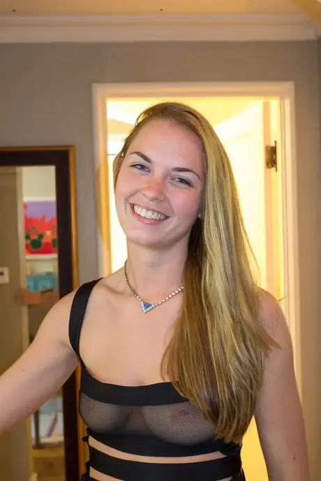 Bailey Rayne frister i sexy undertøy og viser frem den hete rumpa si