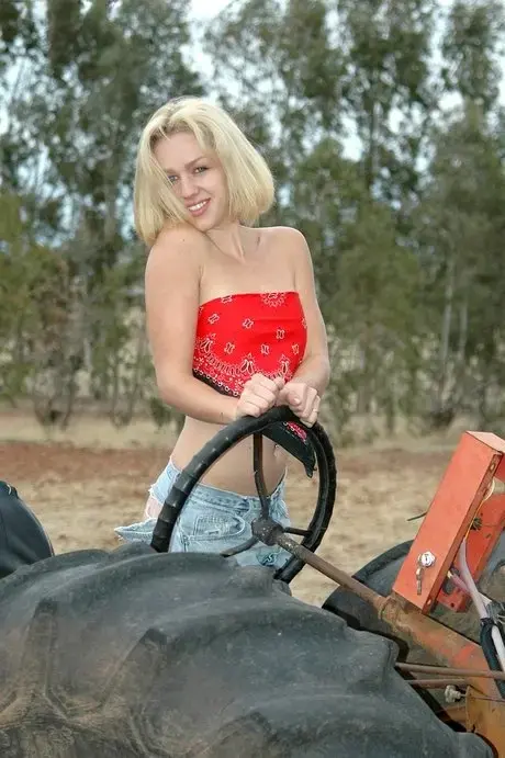 Blondýna Ali se svléká venku a roztahuje oholenou píču v detailním záběru