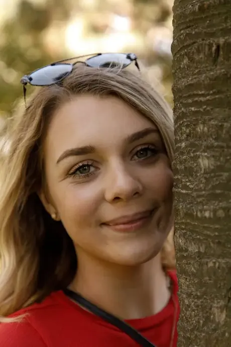 Blondinen Gabbie Carter afslører sine store bryster og sin store bagdel i sin bil