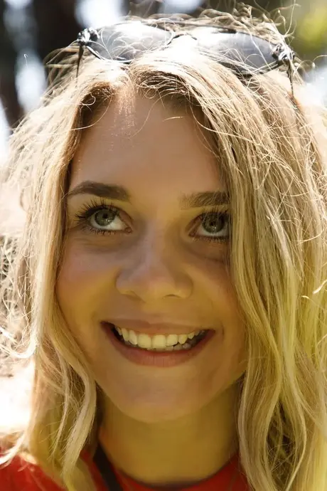 Blondinen Gabbie Carter afslører sine store bryster og sin store bagdel i sin bil