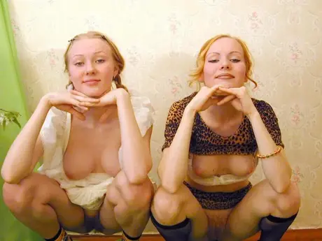 Blond skolepige og hendes lesbiske lærer hygger sig og viser deres bryster