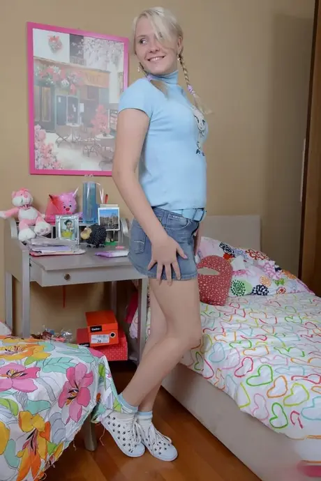 Loira de aparência jovem recebe um pau na boca após o anal