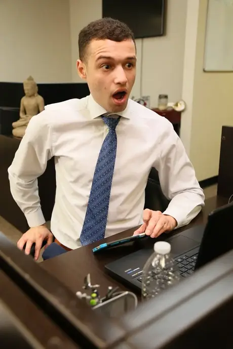 Chefen fanger sekretæren Kyler Quinn i en anal quickie