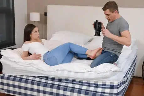 Brunetka Anastasia Brokelyn svádí svého kameramana a nechá se hluboko přirážet